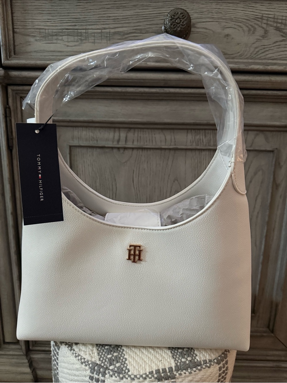 Tommy Hilfiger Cream Shoulder Bag with Gold TH Emblem
